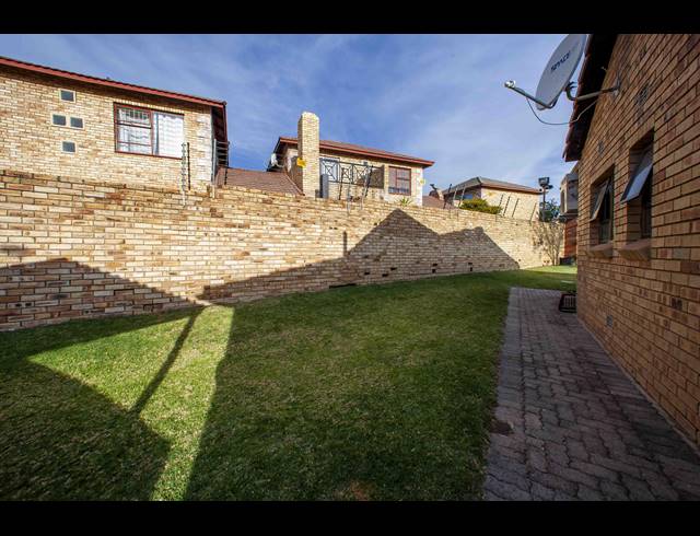 2 BEDROOM SECTIONAL TITLE TO LET IN WILGEHEUWEL